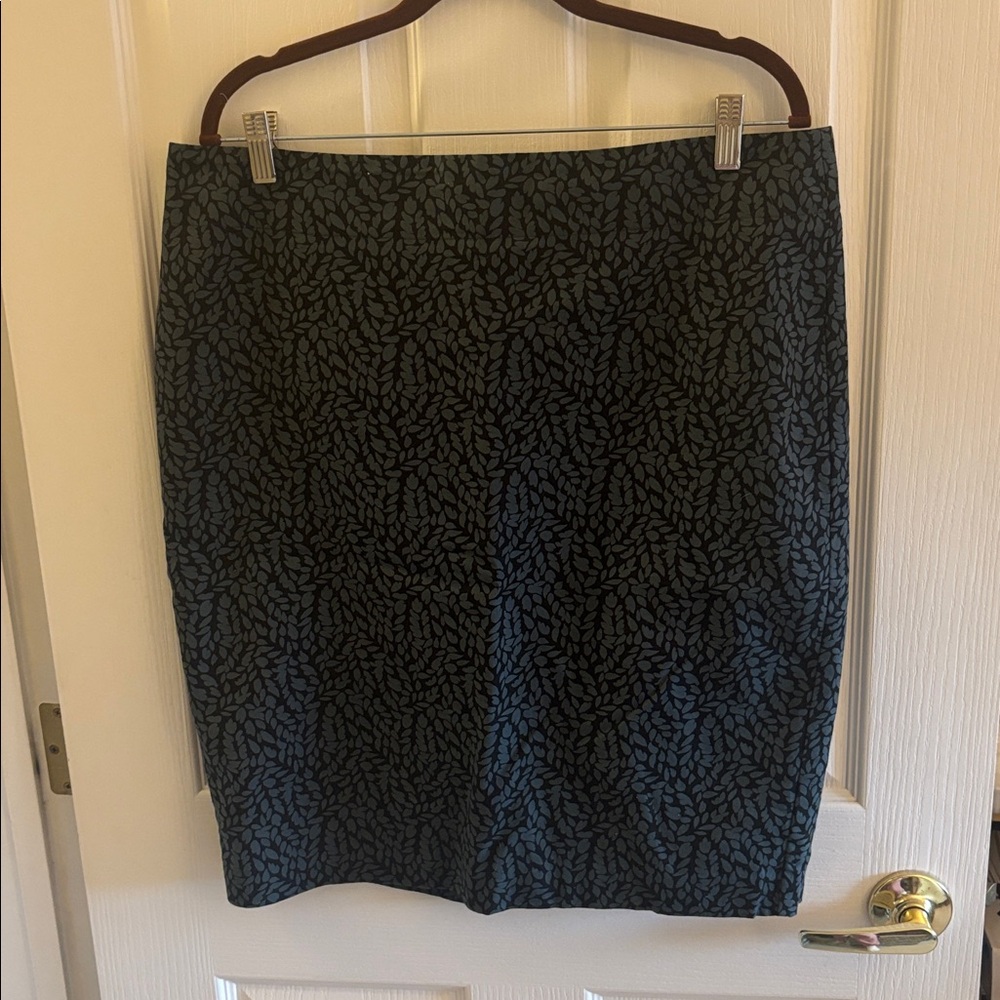 LOFT | Leaf pattern lined pencil‎ skirt, size 14